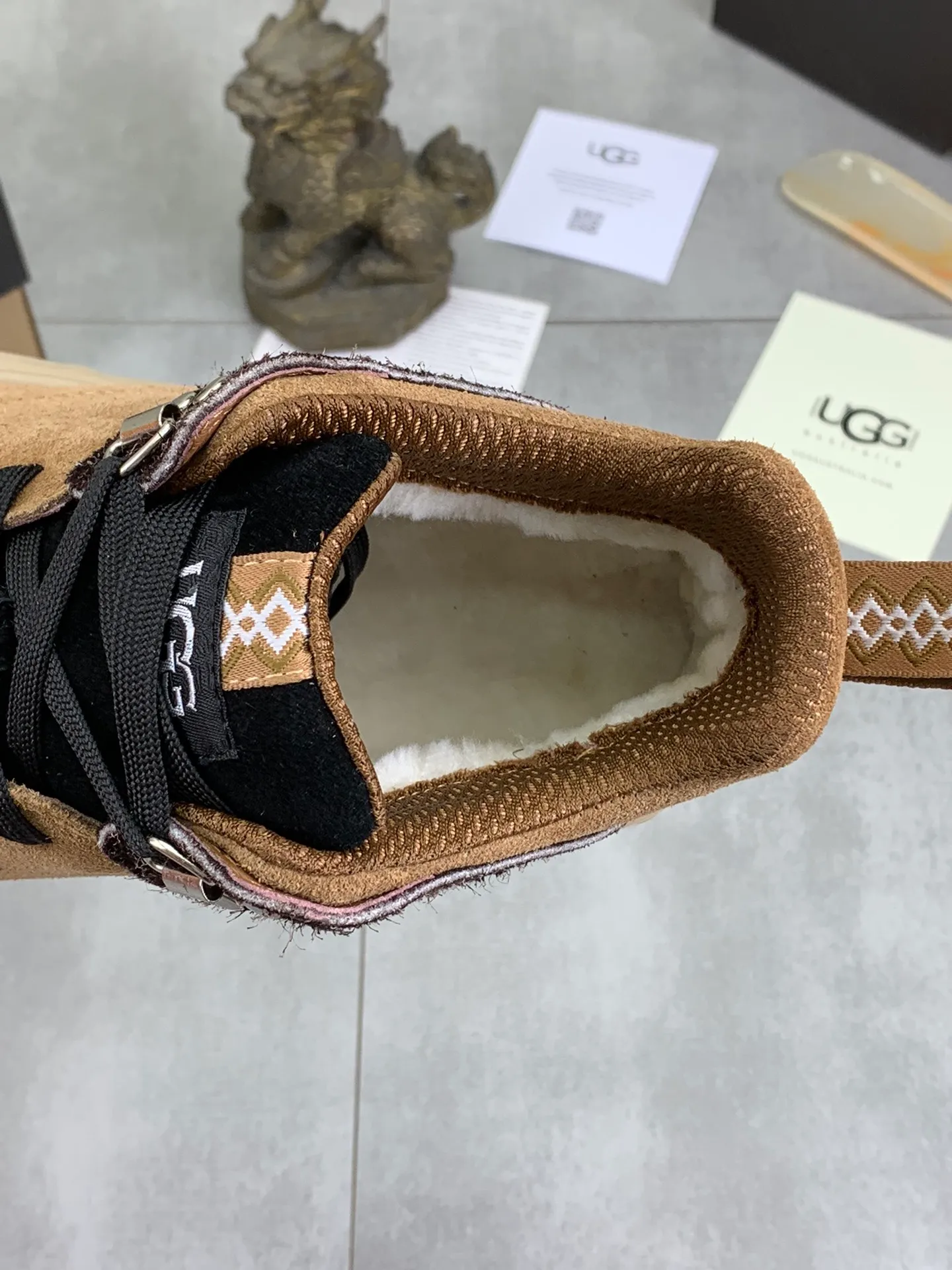 Men's shoes 💰P640 [New style] 💰 🆘 "Real wool" [UGG] 👉The popular men's shoes are synchronized with the official website 🔰The quality of the genuine products [satisfied] is not comparable to the imitations in the general market 🌀The upper is imported Italian frosted cowhide, and the lining is: foot pad 🅰️ grade 🐑Real wool👻Only Grade A can show the effect The hand feels smooth and delicate 🔱The shoe shape is grand, only genuine manufacturers can do it 🎄The perfect toughness of the original outsole 👻⬛️ allows customers to say goodbye to one-time consumption. Real wool lining, super warm. Available in black, brown and gray. Size: 39-44